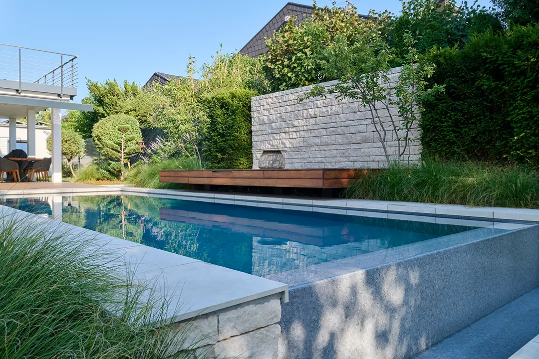 Infinitypool in Hanglage, Schweiger Galabau, Poolbau, Landshut, München