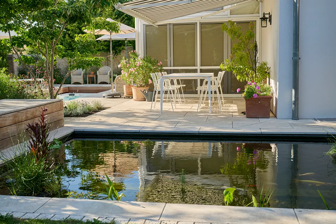 Wellnessgarten_Swimspa-Koiteich-Travertinmauer_Landshut-Freising-Erding
